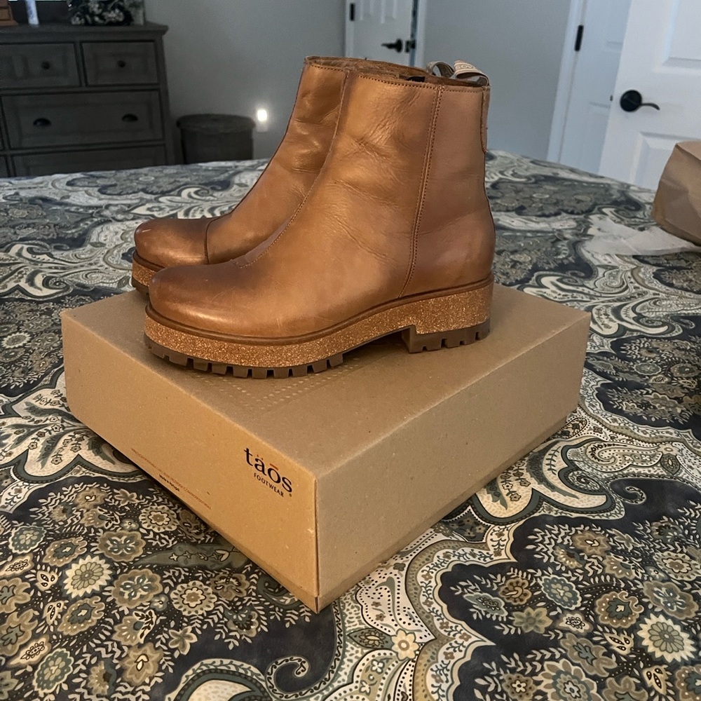 Taos Footwear Women's Tan Leather Ankle Boots